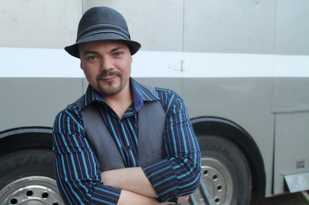 Иллюзионист Дамир Гудвин;  подробнее об артисте и специальных предложениях на Вашу дату смотрите на http://damirgoodwin.ru 