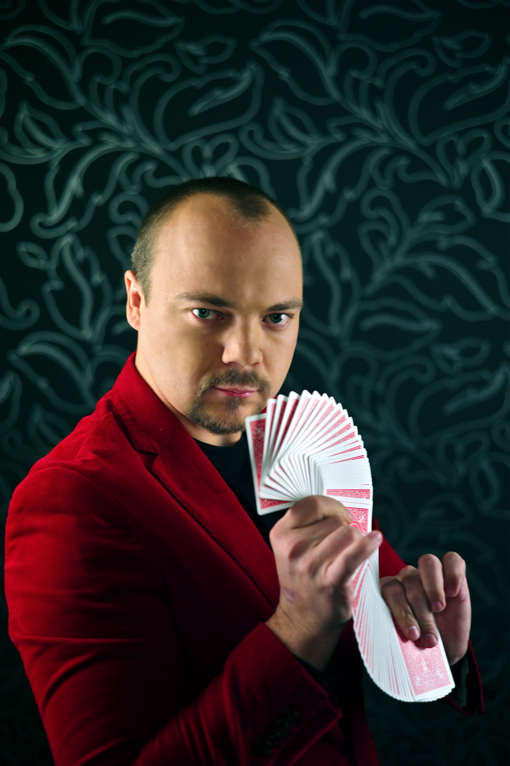 Иллюзионист Дамир Гудвин;  подробнее об артисте и специальных предложениях на Вашу дату смотрите на http://damirgoodwin.ru 