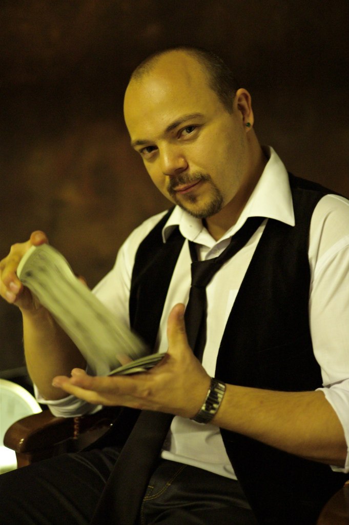 Иллюзионист Дамир Гудвин;  подробнее об артисте и специальных предложениях на Вашу дату смотрите на http://damirgoodwin.ru 