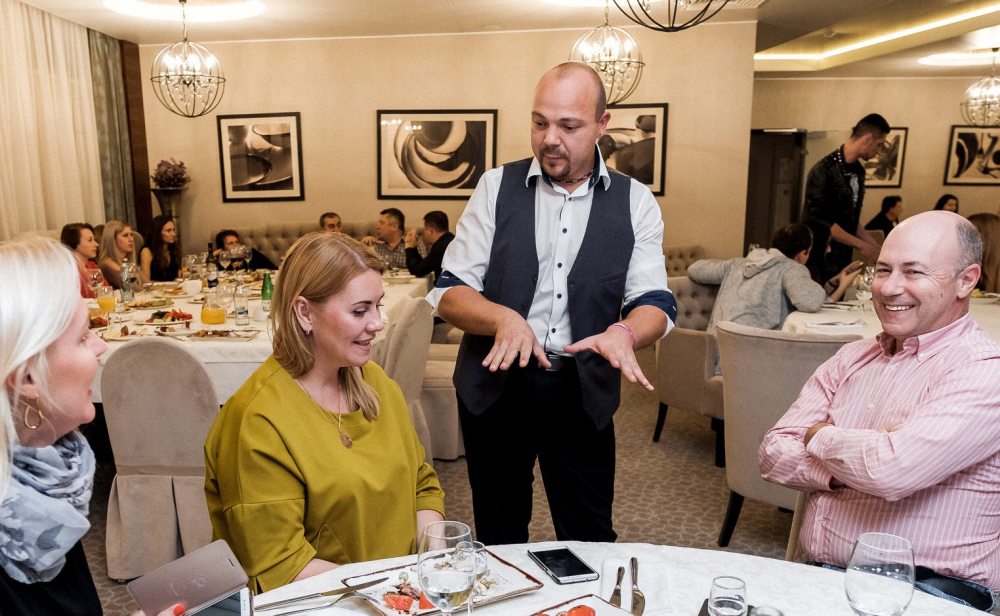 Иллюзионист Дамир Гудвин;  подробнее об артисте и специальных предложениях на Вашу дату смотрите на http://damirgoodwin.ru 