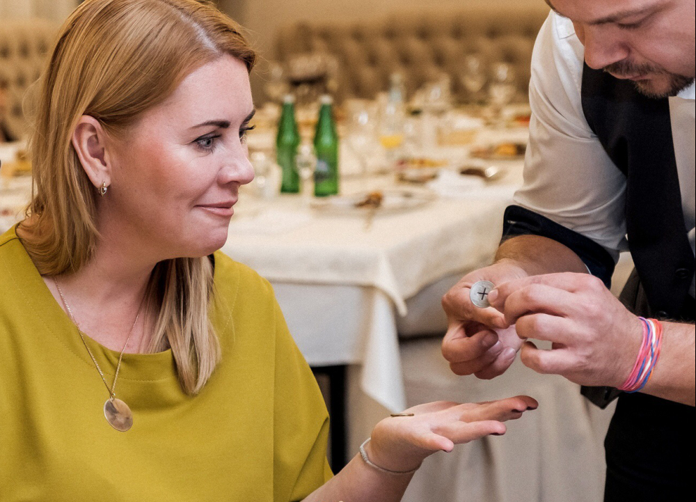 Иллюзионист Дамир Гудвин;  подробнее об артисте и специальных предложениях на Вашу дату смотрите на http://damirgoodwin.ru 