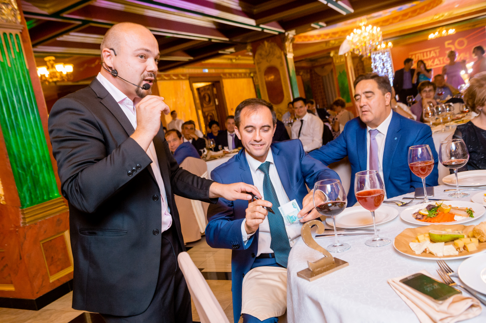 Иллюзионист Дамир Гудвин;  подробнее об артисте и специальных предложениях на Вашу дату смотрите на http://damirgoodwin.ru 