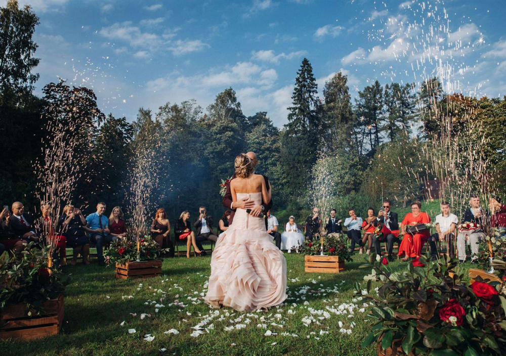 Хотите добавить яркий акцент во время выездной регистрации? Наши фонтаны не повредят декор или живые цветы.