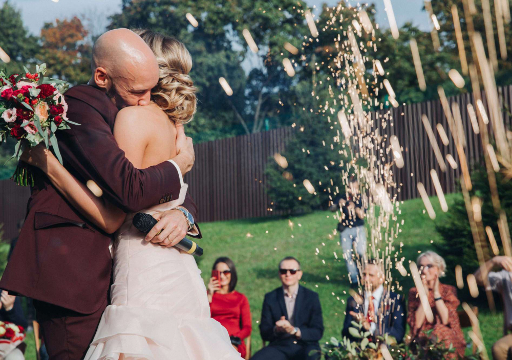 Хотите добавить яркий акцент во время выездной регистрации? Наши фонтаны не повредят декор или живые цветы.