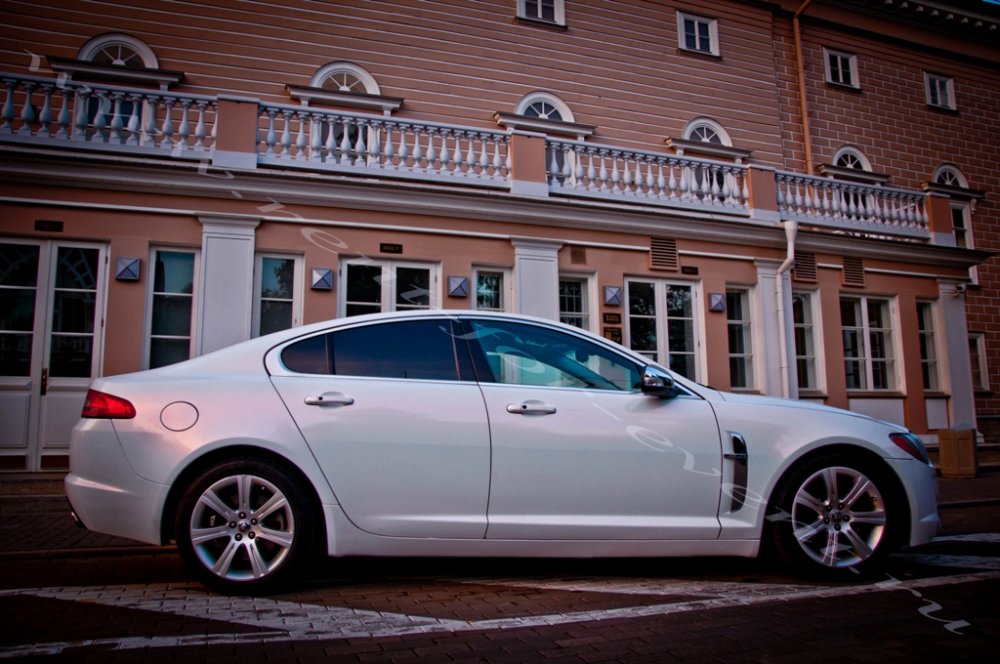 Jaguar XF brilliant style

Представительский автомобиль в необычном перламутровом цвете, со светлым кожаным салоном, климат-контролем и современной медиа-системой.
