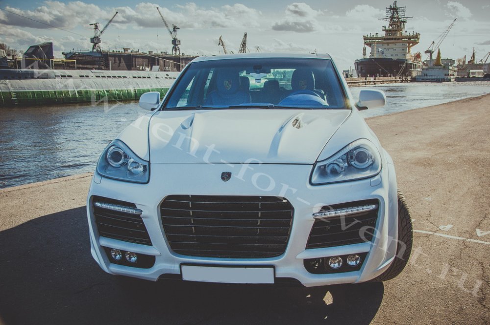 Porcshe Cayenne

Мощный комфортабельный внедорожник. Стильный дизайн, салон для 4-х пассажиров в бежевом или черном цвете на выбор с климат-контролем и медиа-системой. 
