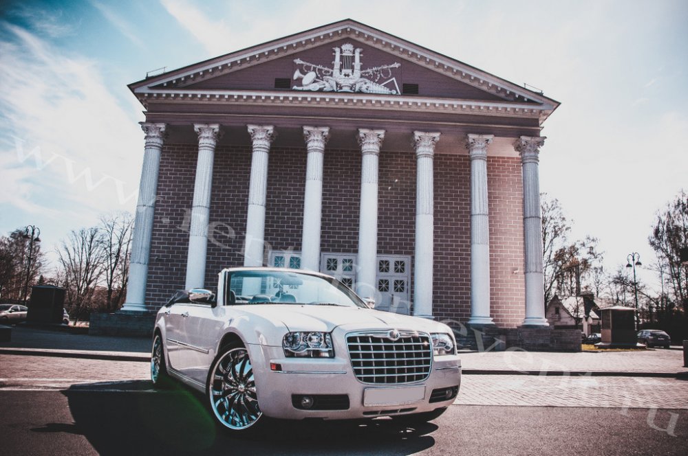 Chrysler 300c cabrio

Эксклюзивный 4-х дверный кабриолет в стиле Rolls Royce – новинка 2014 года! С оригинальным белым кожаным салоном и автоматическим откидным верхом.
