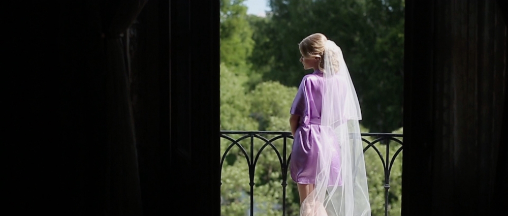 Невеста в халатике на балконе