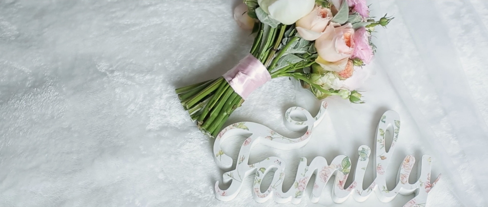 Свадебный букет и деревянное слово Family