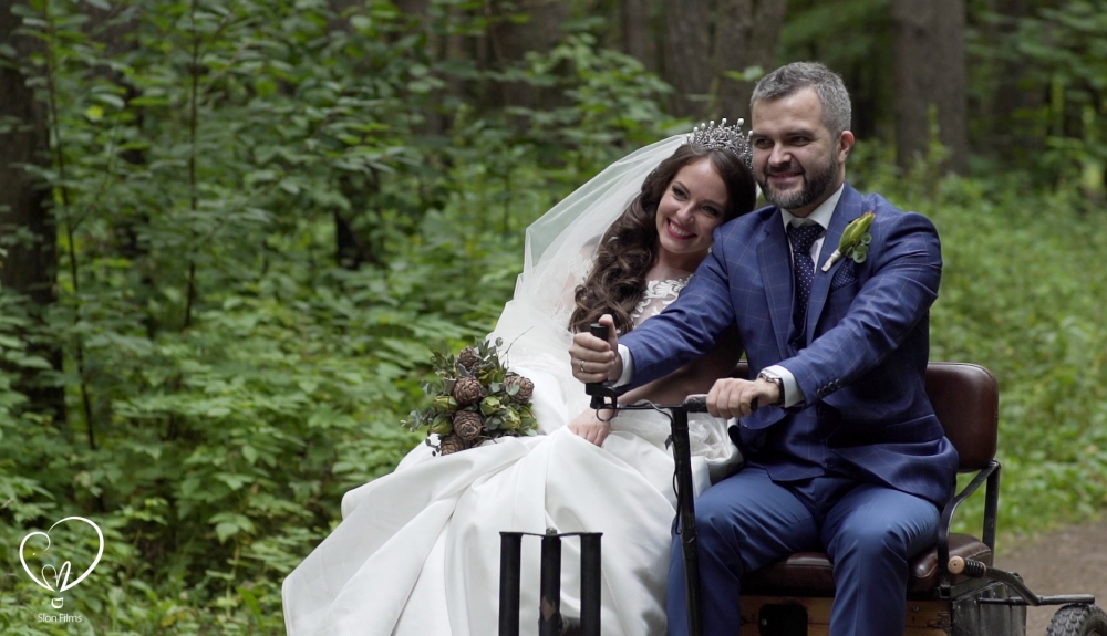 На таком необычном транспорте ребята ехали на свою выездную регистрацию. Они назвали его "тарантасом"