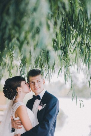 Фотосессия под зеленым деревом