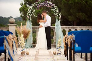 Свадебная арка украшенная легкой тканью и цветами