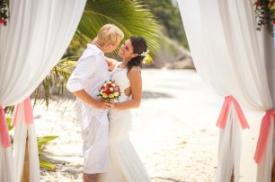 Пляжная свадебная церемония