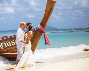 Свадебная прогулка на берегу океана