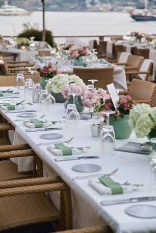 Сервировка стола в зеленом цвете