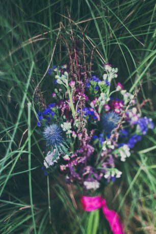 Букет невесты в стиле Бохо фиолетового цвета