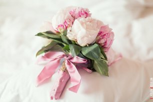 Маленький букет из пионов и пионовидных роз