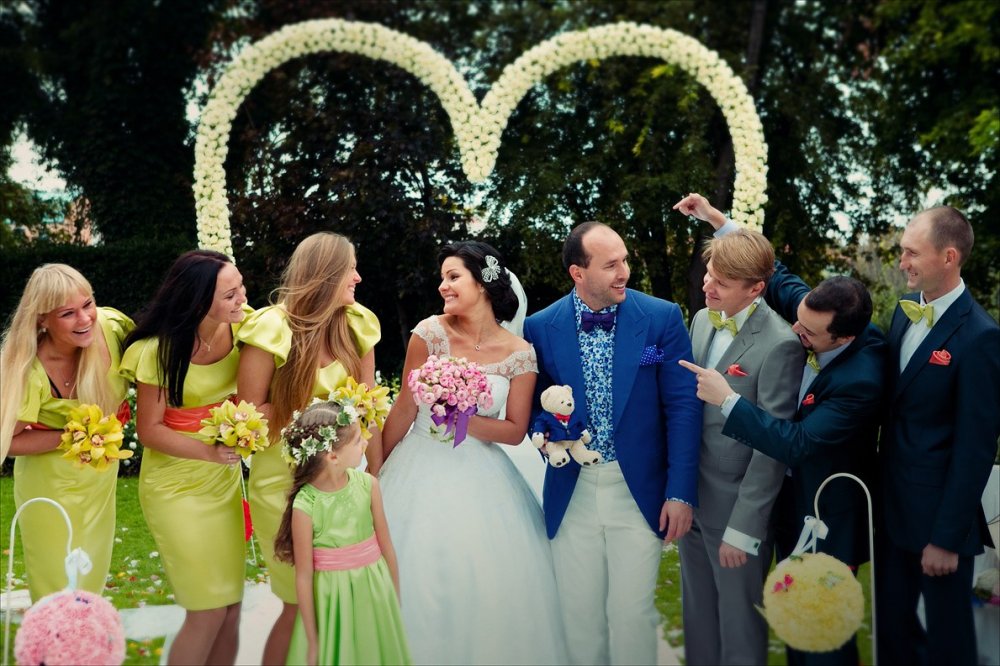 Свадьба в Венеции, цветочная арка, нестандартная цветочная арка, подружки невесты, арка в виде сердца