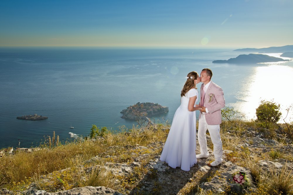Свадьба в Черногории над островом Святого Саввы.