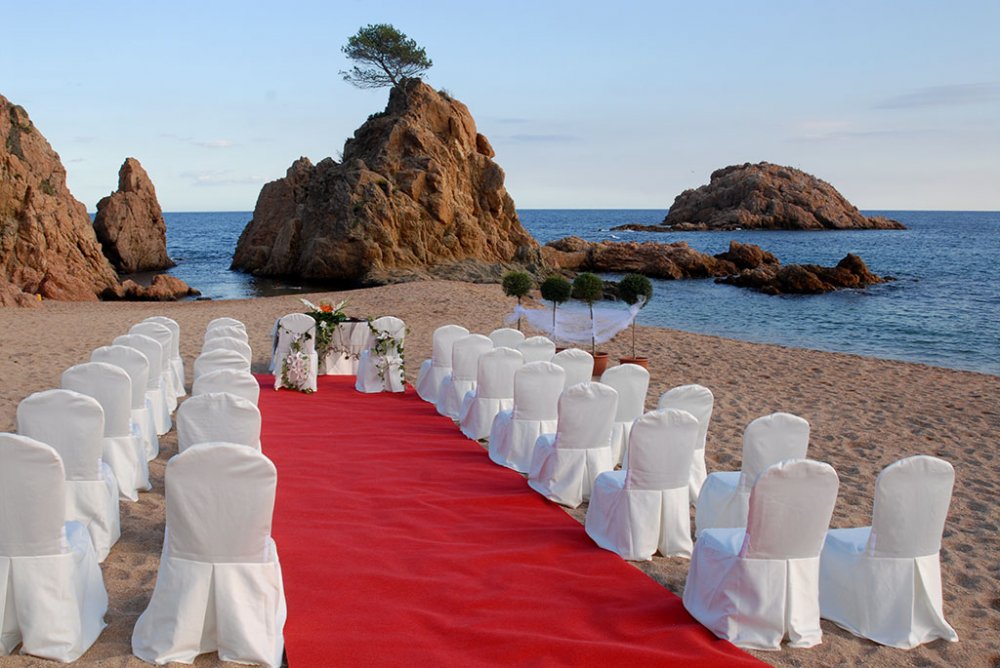 Символическая церемония свадьбы на берегу моря. 