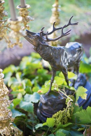 Детали с историей: бронзовая скульптура 19 века и канделябры 18 века.