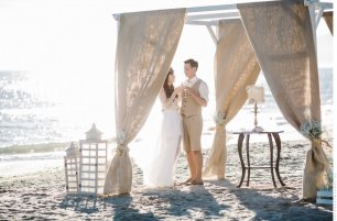 Свадебная церемония на берегу моря в стиле рустик