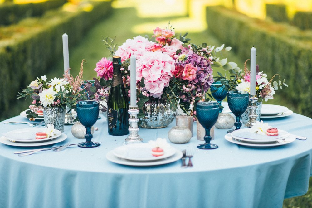 Уютный свадебный ужин для самых близких в саду замка. 