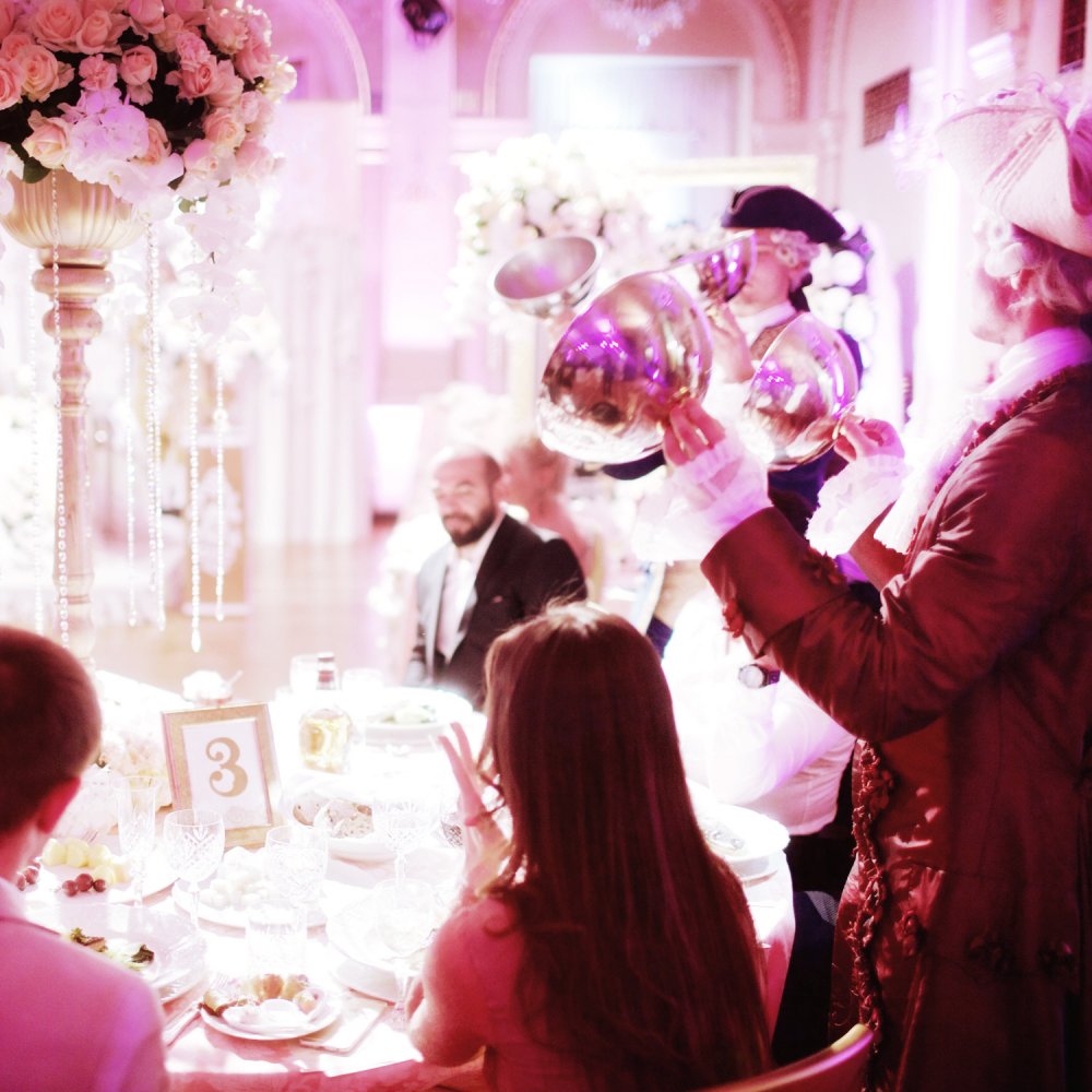 На королевской свадьбе, обслуживание по-королевски.