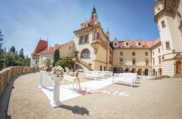 как рассадить гостей на церемонии, скамейки для гостей на церемонии, организация ЛЮКС СВАДЬБА В ЧЕХИИ