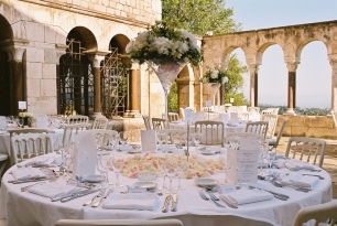 Белые гортензии, кустовая роза и много зелени