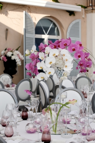 Использование нежной орхидеи в декоре стола