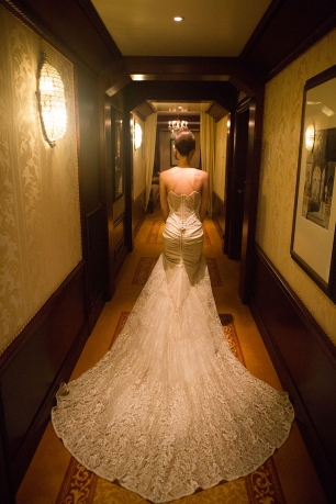 Изысканное кружевное свадебное платье со шлейфом