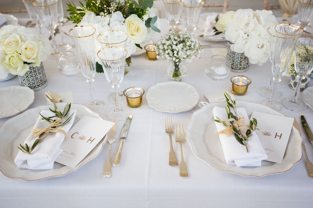 Оформление стола в стиле прованс — белые цветы и зелень, оливковая веточка для украшения меню