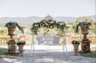 Почему бы для фотозоны не использовать качели, украшенные цветами?