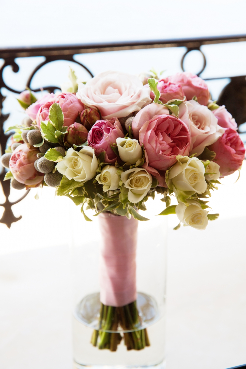 Сдержанный букет невесты с основным акцентом на розовый. Сочетание пионов с розами — изысканно, легко и романтично