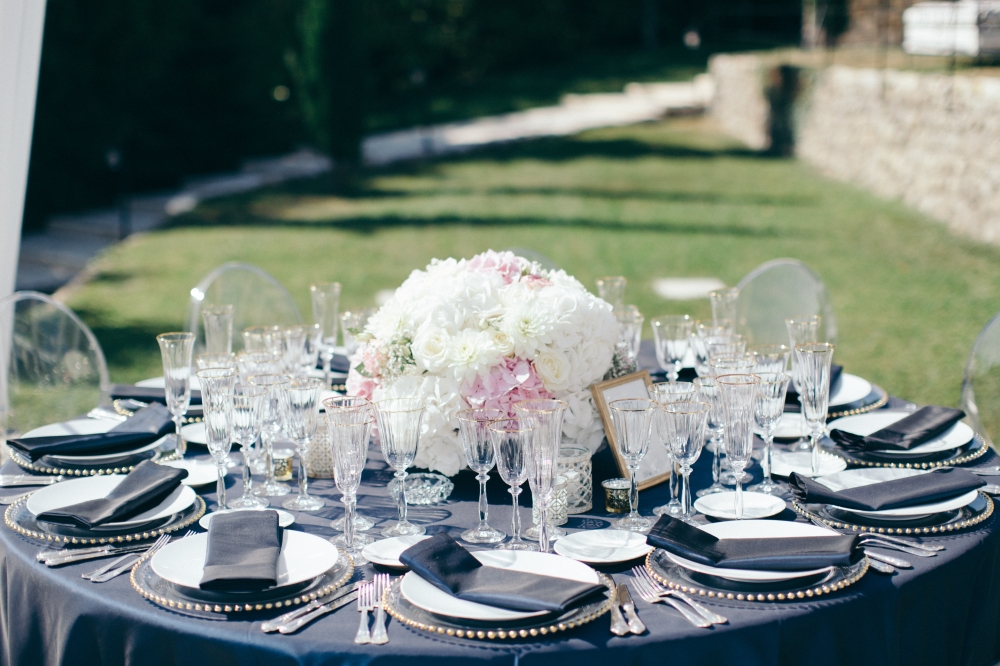 Свадьба в синем тоне: темно-синяя скатерть, немного золота в декоре и бело-розовые цветы