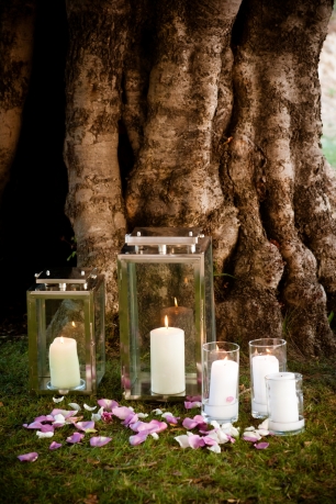 Свечи создают романтичную атмосферу как днем, так и ночью