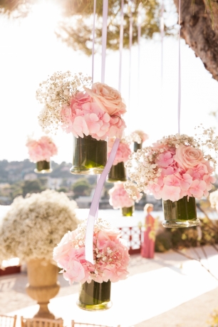 Цветочная гирлянда из нежно-розовых гортензий и роз