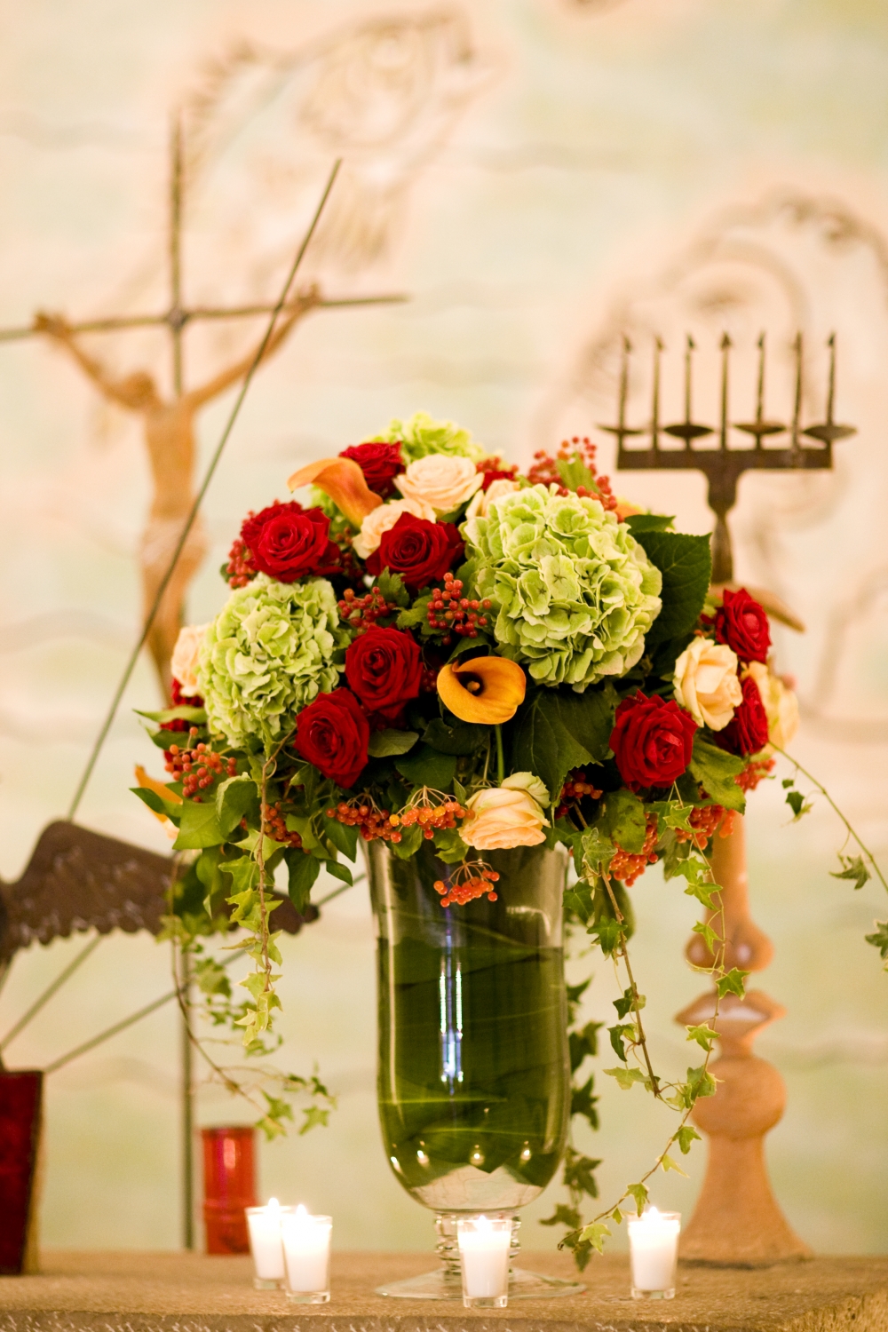 Украшение церкви для свадебной церемонии в ярких красочных оттенках