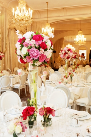 Яркие розовые акценты в белоснежном декоре