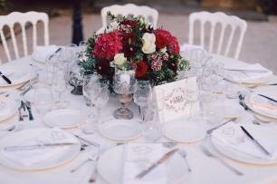 Яркий красный акцент на свадебных столах