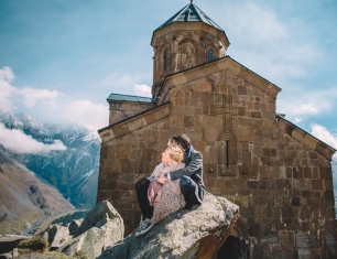 Высокогорная фотосессия лав-стори в Казбеги, Грузия