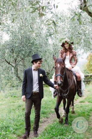 Прогулка жениха и невесты на лошадях