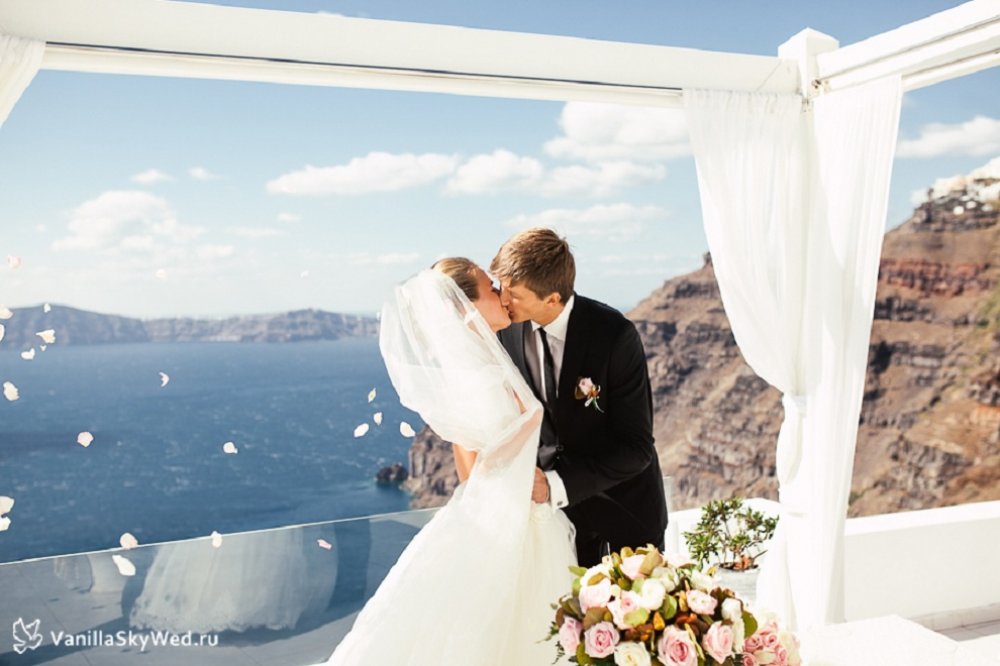 Организация и проведение: "Vanilla Sky Weddings" www.vanillaskywed.ru
Фотограф: Эдуард Голиков
Отзыв молодых: http://vanillaskywed.ru/greece/reviews/kseniya-and-andrey-santorini-wedding-at-dana-villas.html