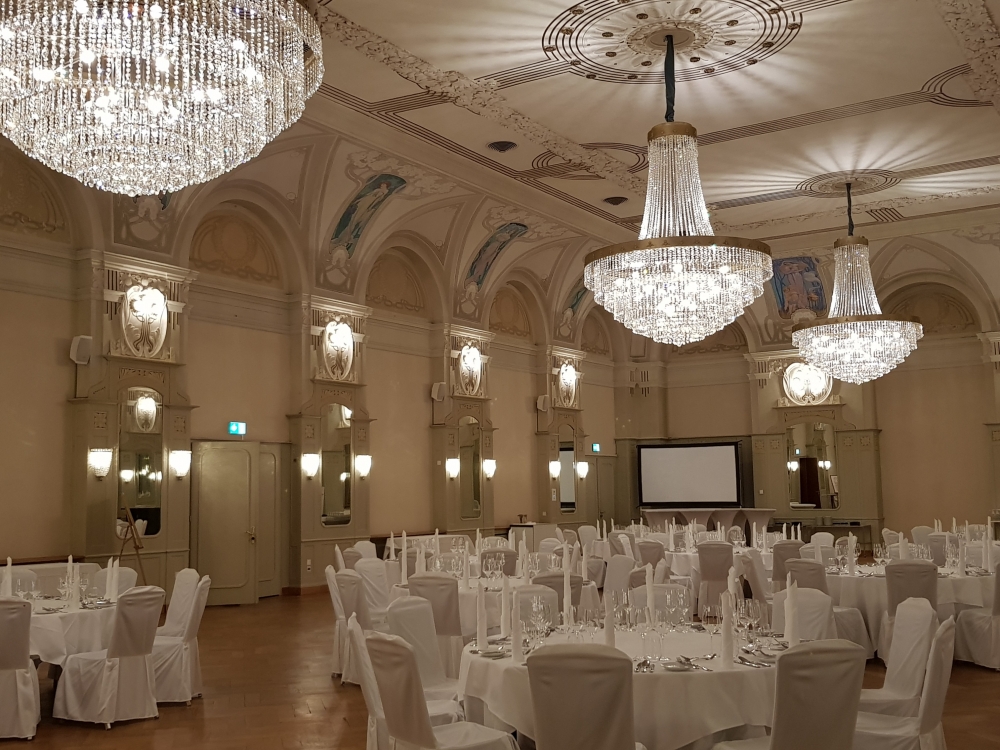 Начальная подготовка к свадебному ужину. Невероятно красивый банкетный зал в  Luxury отеле в Швейцарских Альпах. #свадьбавшвейцарии #банкетныйзал #сваденоеагенство 