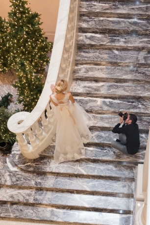 Фото невесты в роскошном мраморном холле отеля