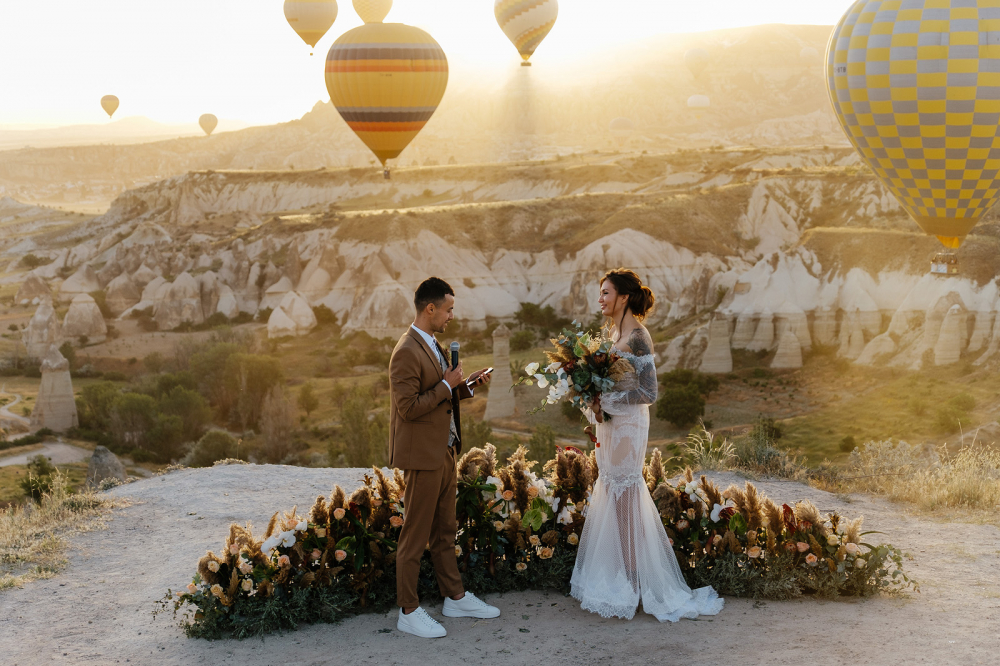 Символическая свадебная церемония в Каппадокии.
На рассвете.
