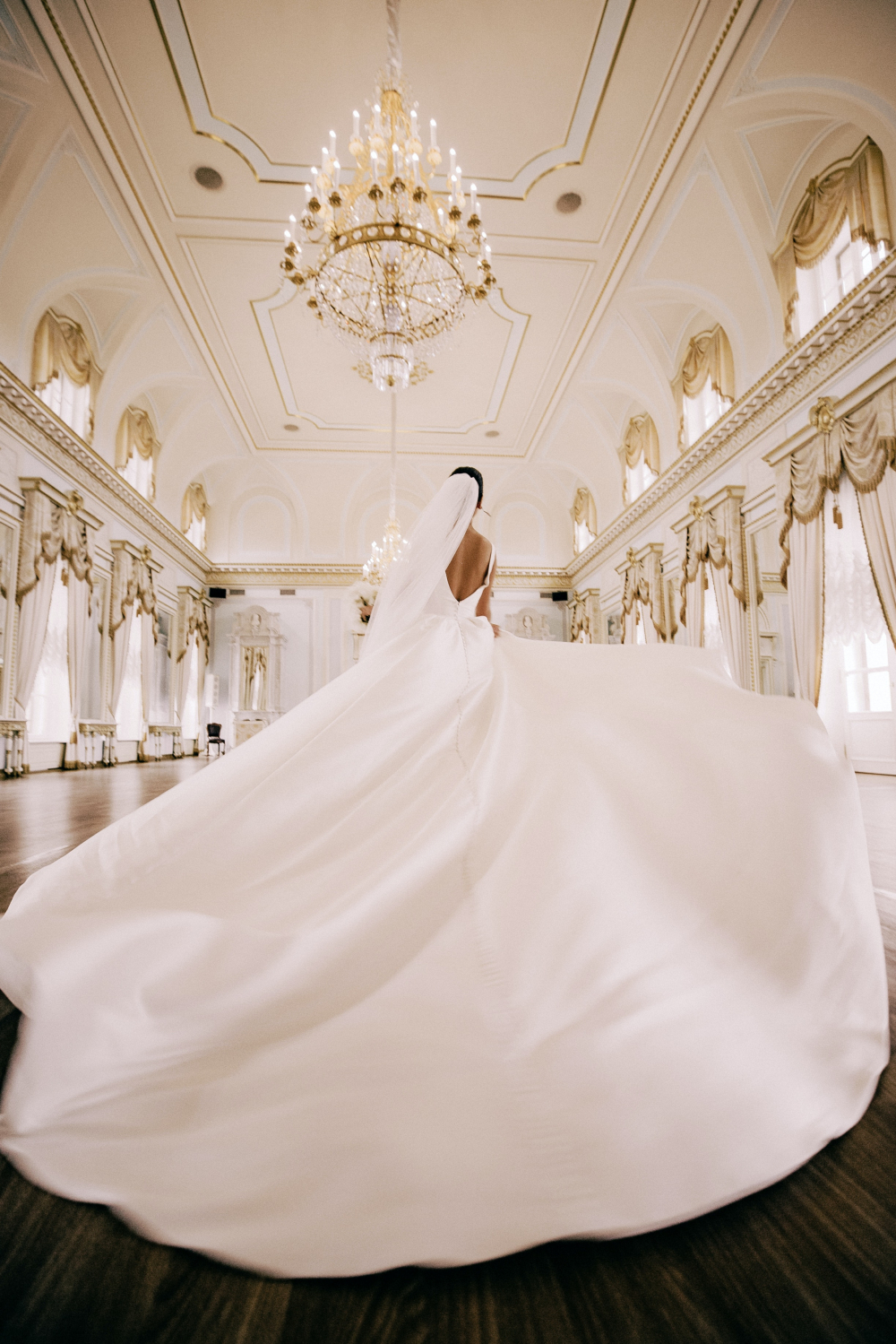 Австрия -  классический шарм интерьеров во дворцах и фешенебельный отелях идеально подходят для роскошной свадьбы 