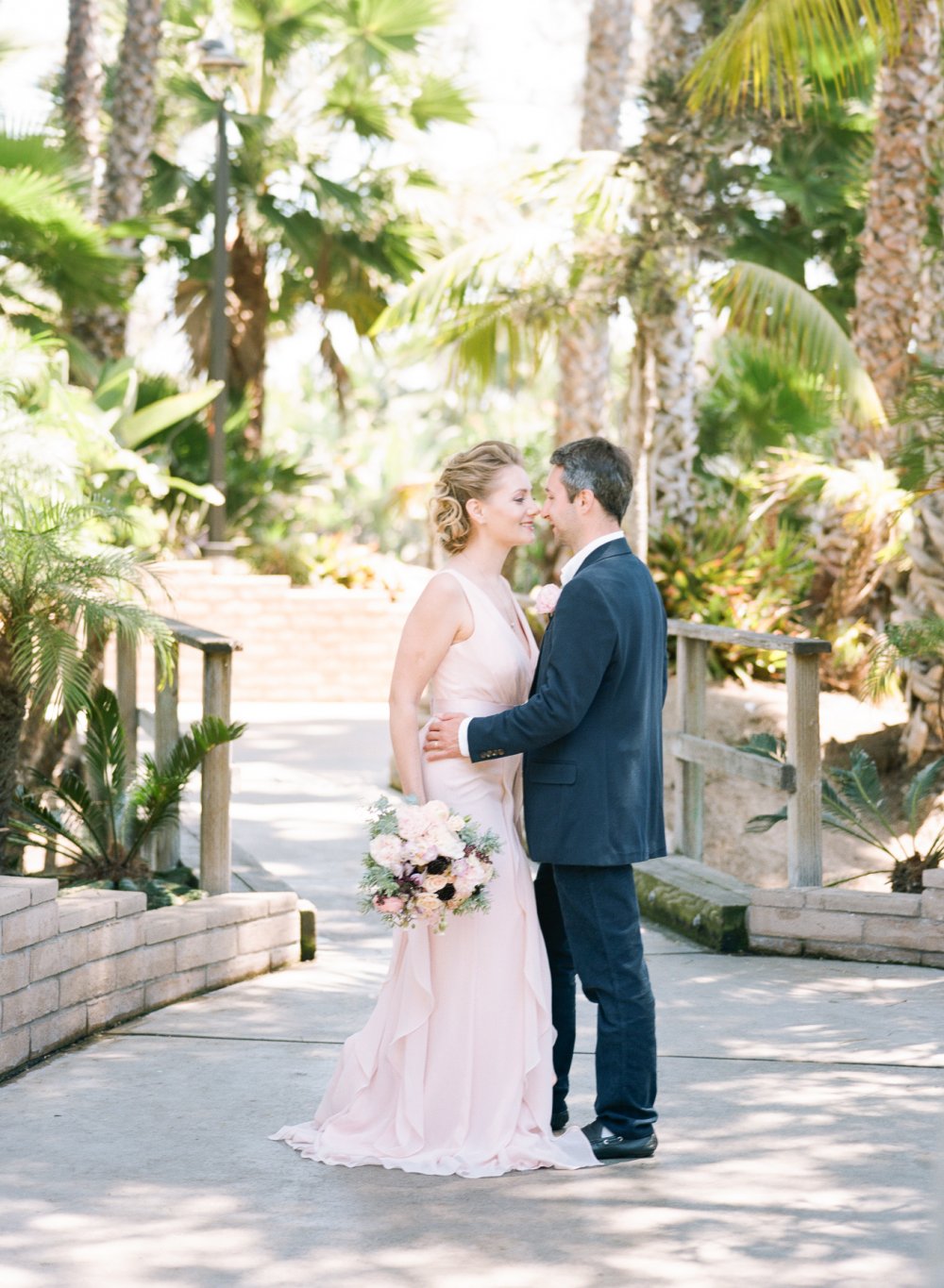 Жених и невеста в прекрасных садах Сан-Диего