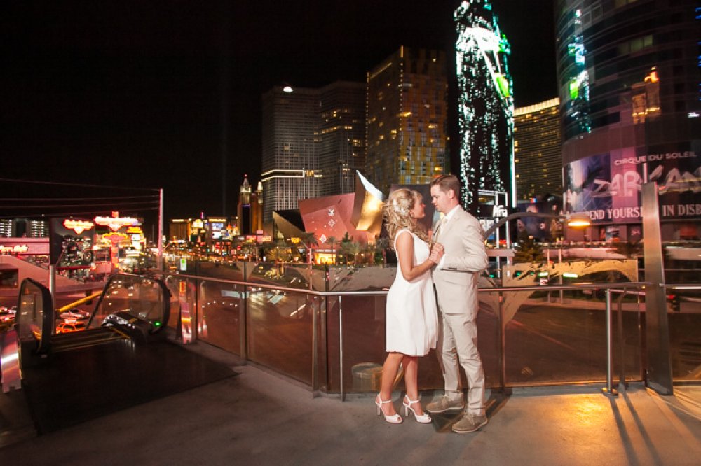 Свадебная фотосессия с видом на ночные огни Лас-Вегаса
